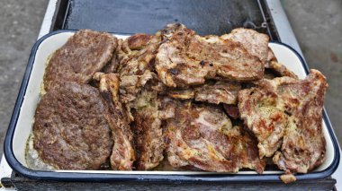 Bir kasede Kızartma domuz eti ve Burger