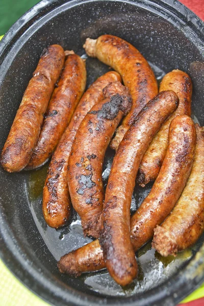 Salsichas assadas em uma tigela — Fotografia de Stock