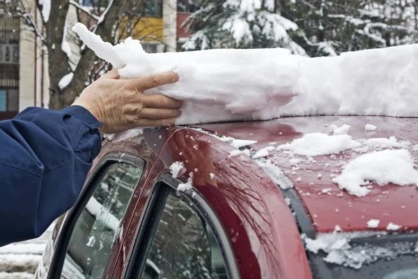 Kierowca czyści śnieg z samochodu — Zdjęcie stockowe