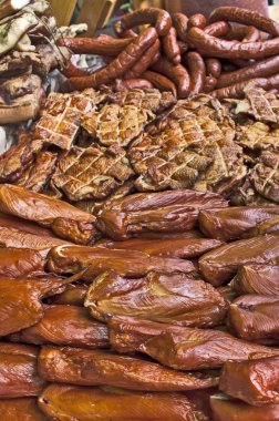 Kurutulmuş et ürünleri ve sosis ler sunuşu