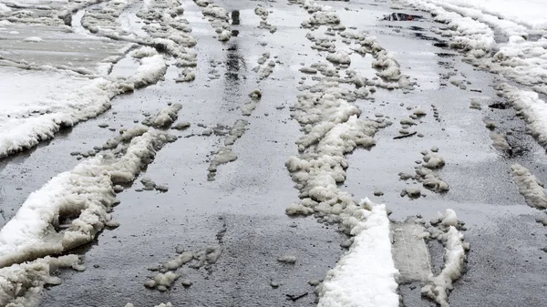 Gesmolten sneeuw op de weg — Stockfoto