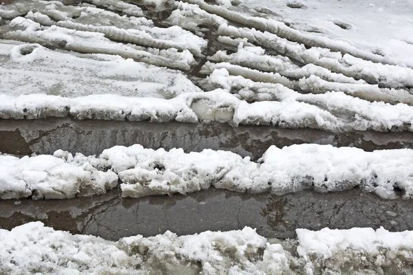 Gesmolten sneeuw op de weg — Stockfoto