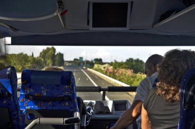 Otobüsün ön penceresinden görünüm