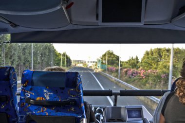 Otobüsün ön penceresinden görünüm