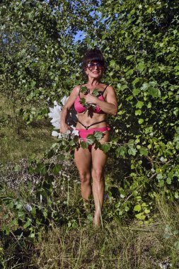 Çalılıktaki kadın