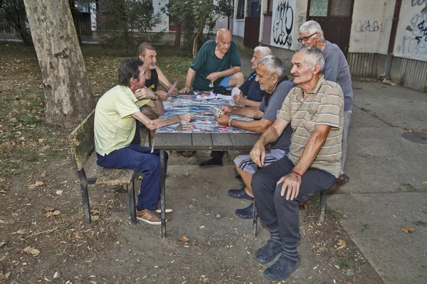 Les aînés jouent aux cartes — Photo