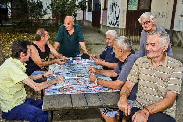 Les aînés jouent aux cartes — Photo