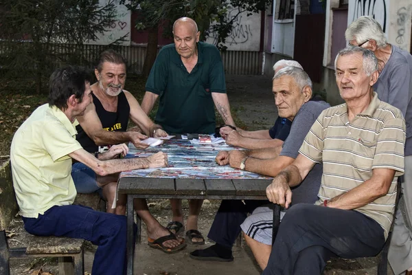 Les aînés jouent aux cartes — Photo