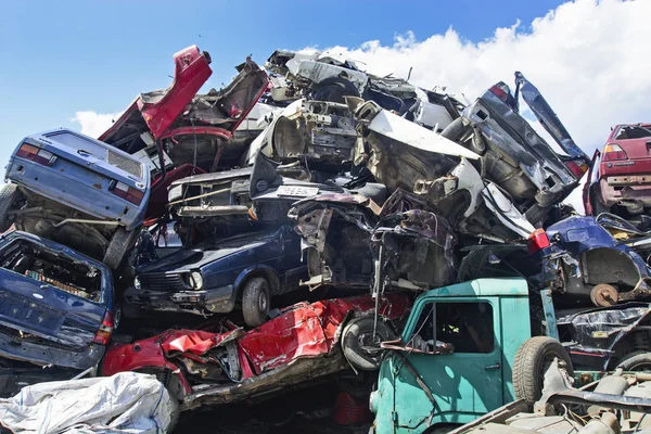 古い車と損傷した車と車のスクラップ — ストック写真