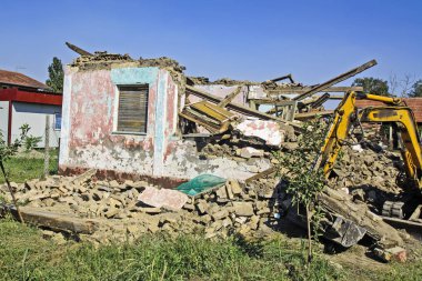 yıkık ev