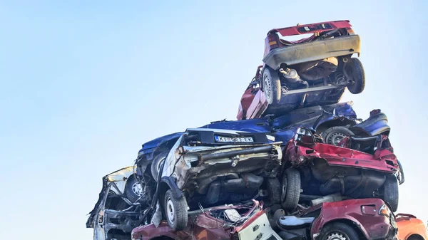 古い車と損傷した車と車のスクラップ — ストック写真