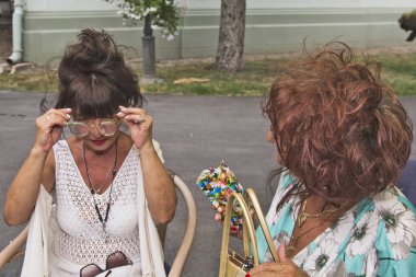 İki kadın toplantısı