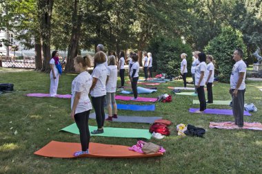 Grup yoga açık meditasyon