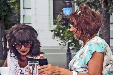 İki kadın toplantısı