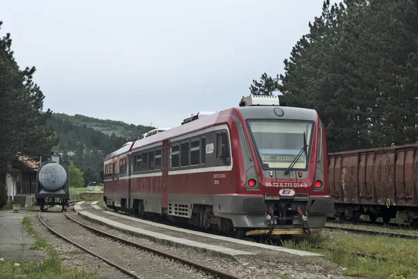 Tog på stationen - Stock-foto