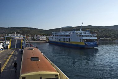Feribota binen araçlar ve yolcular