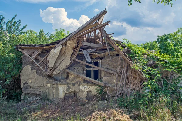 Ruinerna Ett Gammalt Hus Som Har Kollapsat Grund Försämring — Stockfoto