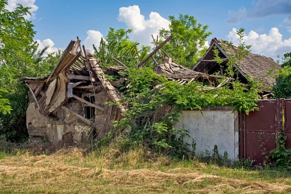 劣化で倒壊した古い家屋の遺跡 — ストック写真