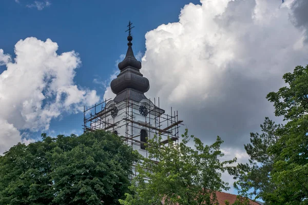 Rusztowanie Wokół Wieży Kościelnej Chodzi Remont Kościoła Wieży — Zdjęcie stockowe