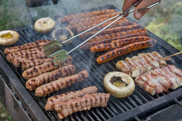 Barbecuevlees Bereiden Bij Een Picknick Natuur Het Vlees Wordt Een — Stockfoto