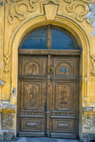 Güzel Eski Ahşap Kapı Eski Korunmuş Şehir Sokağında — Stok fotoğraf