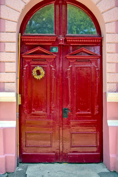 一个漂亮的红色大木门 在一条保存完好的古城街上 — 图库照片
