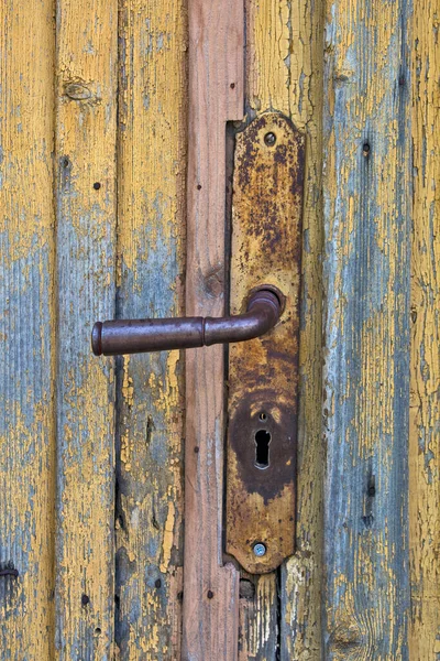 Старая Деревянная Парадная Дверь Ворота Дома Ручкой Замком Старой Двери — стоковое фото