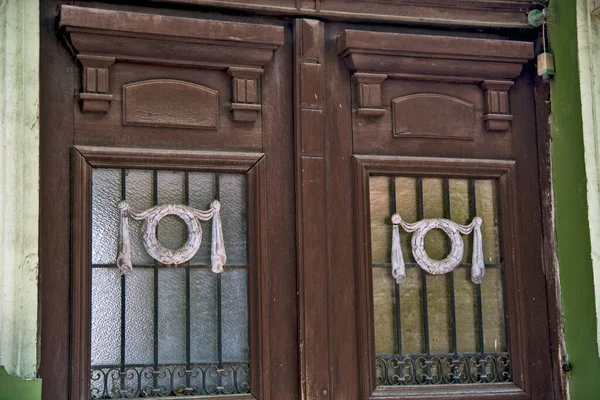 Gyönyörű Nagy Öreg Kapu Régi Megőrzött Város Utcájában — Stock Fotó