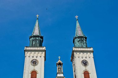 Sombor, Sırbistan, 13 Haziran 2020. Sombor şehrinin önündeki Katolik kilisesi ve güzel meydanı..