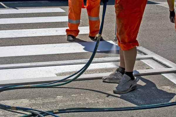 Workers Painting Pedestrian Crossing City Street — Stock Photo, Image