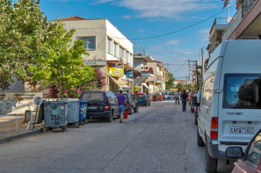 Nea Moudania, Yunanistan, Haziran 05, 2013. Güzel bir turist kasabası ve Ege Denizi manzaralı caddelerden biri. Şehir tatillerini orada geçiren turistlerle dolu..
