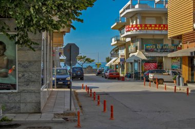 Nea Moudania, Yunanistan, Haziran 05, 2013. Güzel bir turist kasabası ve Ege Denizi manzaralı caddelerden biri. Şehir tatillerini orada geçiren turistlerle dolu..