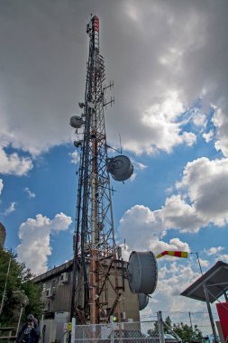 Vrsac, Sırbistan, 20 Haziran 2020. Ortaçağ kalesinin yanındaki Vrsac kasabasının yukarısındaki tepeye bir telekomünikasyon direği dikildi..