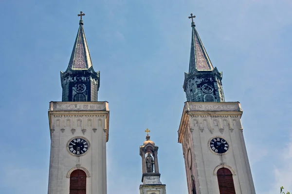 Sombor Serbia Kesäkuuta 2020 Katolinen Kirkko Kaunis Aukio Sen Edessä — kuvapankkivalokuva