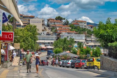 Neos Marmaras, Yunanistan, Haziran 08, 2013. Güzel ve sessiz şehir caddesi. Sayısız küçük dükkan, restoran ve diğer tesisler aynı. Bu, kıyı kentlerindeki tipik bir Yunan caddesi..