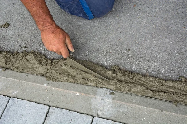 Master Pours Fills Space Sidewalk Asphalt Bicycle Path Uses Trowel — Stock Photo, Image