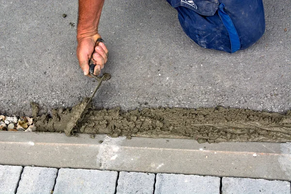 Master Pours Fills Space Sidewalk Asphalt Bicycle Path Uses Trowel — Stock Photo, Image