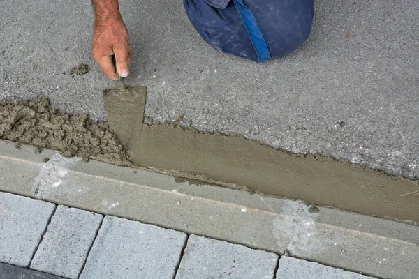 Master Pours Fills Space Sidewalk Asphalt Bicycle Path Uses Trowel — Stock Photo, Image