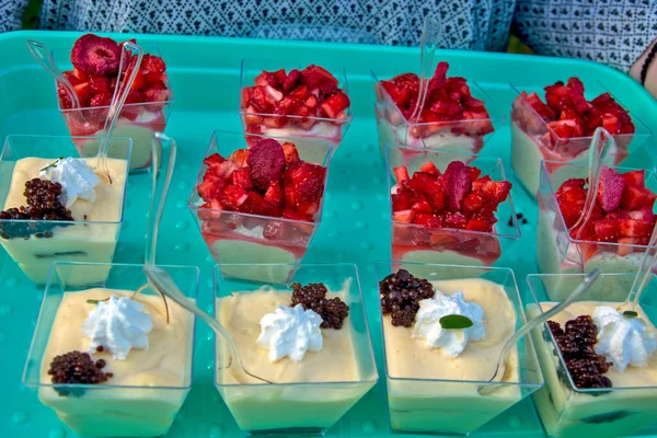 Ung Flicka Ger Pudding Behandla Med Frukt Dekoration Ovanpå Desserter — Stockfoto