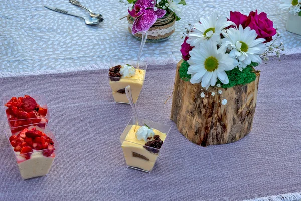 Blommor Och Pudding Placeras Bordet Som Dekoration Puddingen Förbereds För — Stockfoto