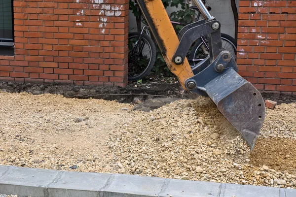Escavadora Trabalha Rua Prepara Terreno Para Colocação Asfalto Lajes — Fotografia de Stock