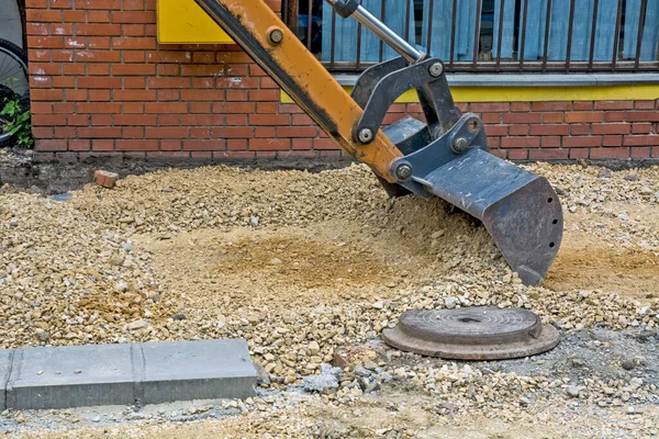 Escavadora Trabalha Rua Prepara Terreno Para Colocação Asfalto Lajes — Fotografia de Stock