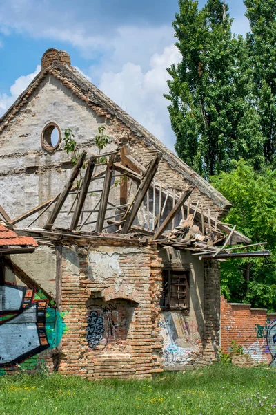 Zrenjanin Serbia Lipca 2020 Zawalił Się Dach Starego Budynku Budynek — Zdjęcie stockowe