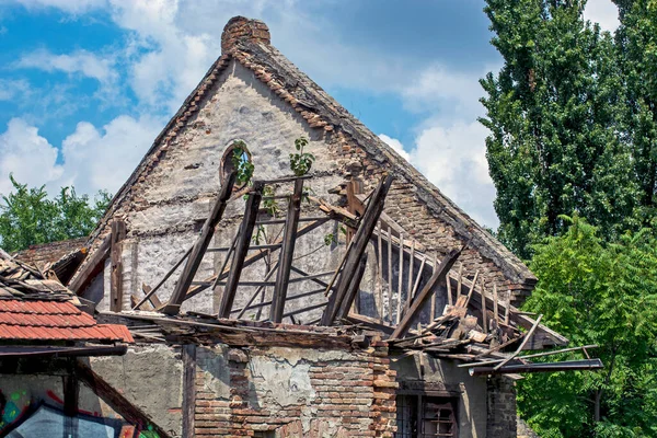 Zrenjanin Serbia Lipca 2020 Zawalił Się Dach Starego Budynku Budynek — Zdjęcie stockowe