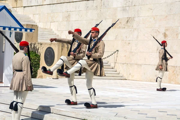 Athen Griechenland Juni 2016 Evzoneses Präsidentengarde Bewachen Das Denkmal Für — Stockfoto