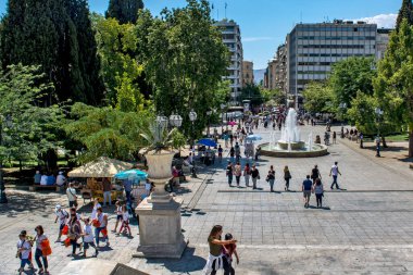 Atina, Yunanistan, 4 Haziran 2016. Her zaman bir sürü turistin ve yerlinin olduğu büyük ve güzel Syntagma Meydanı. Meydanın karşısında Yunan Parlamentosu binası bulunuyor.