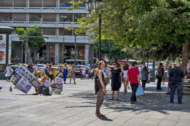 Atina, Yunanistan, 4 Haziran 2016. Syntagma Meydanı 'nda yaşlı bir Yunan protestosu. Syntagma Meydanı geleneksel olarak turist ve yerel halkla doludur. Meydanın karşısında Yunan Parlamentosu binası bulunuyor.