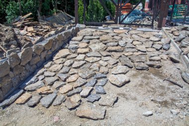 Geleneksel güçlü ve sağlam girişi taştan yapılmıştır. Efendiler şu an moladalar..