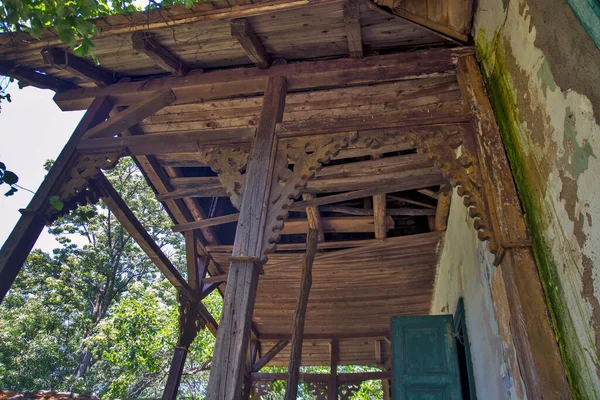 Sorgligt Gammalt Övergivet Fjällhus Kullar Och Skog Idag Tjänar Det — Stockfoto