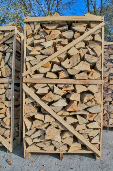 Kış geldiğinde kullanmak üzere evde yakacak odun depolanır..